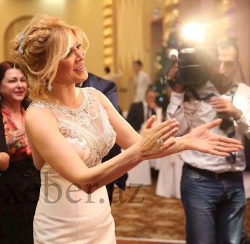 Xoşqədəm 11 min dollarlıq gəlinliyini satır