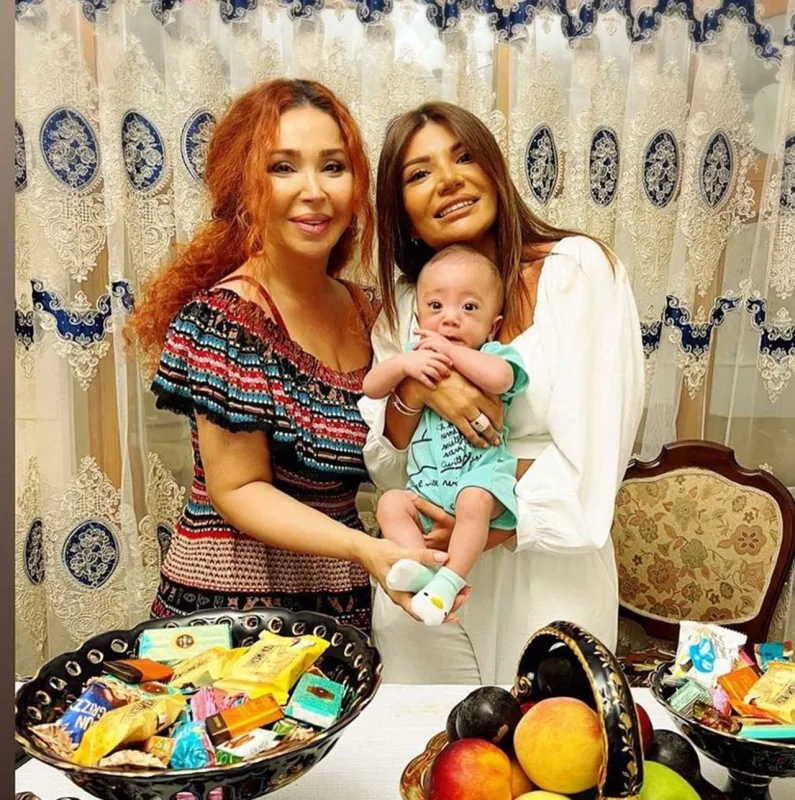 Oğlunun üzünü ilk dəfə göstərdi