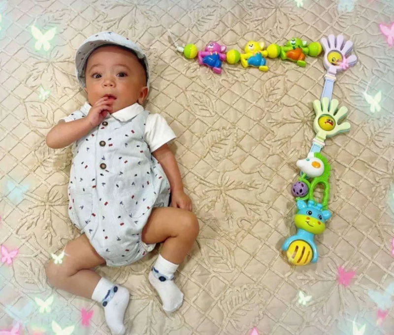 Oğlunun üzünü ilk dəfə göstərdi