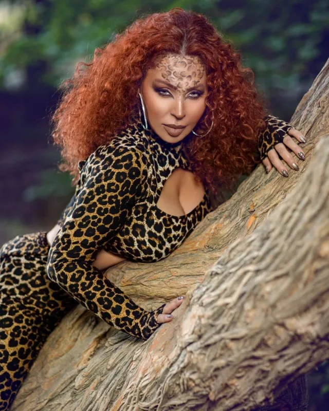 Oğlunun üzünü ilk dəfə göstərdi