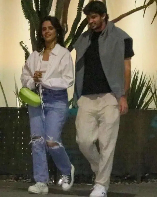 Kamila biznesmenlə görüntüləndi