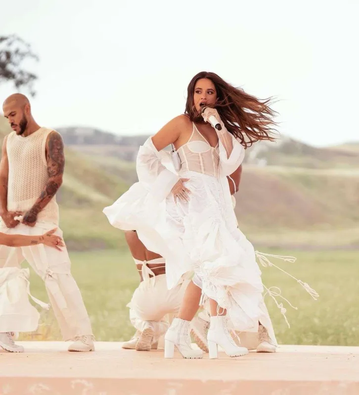 Kamila biznesmenlə görüntüləndi