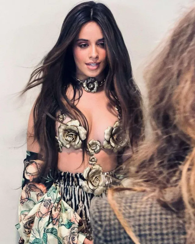 Kamila biznesmenlə görüntüləndi