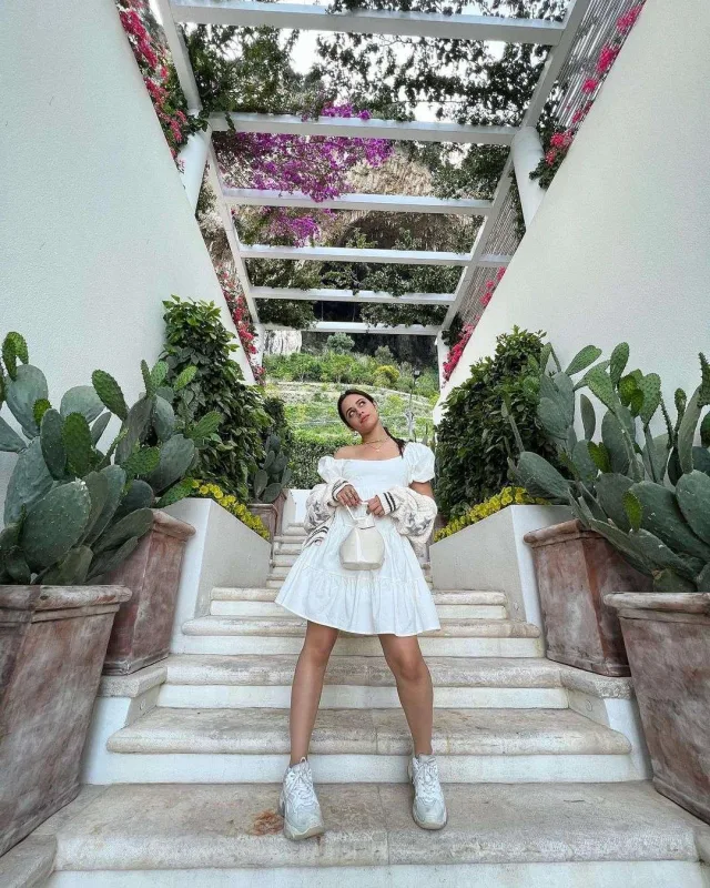 Kamila biznesmenlə görüntüləndi