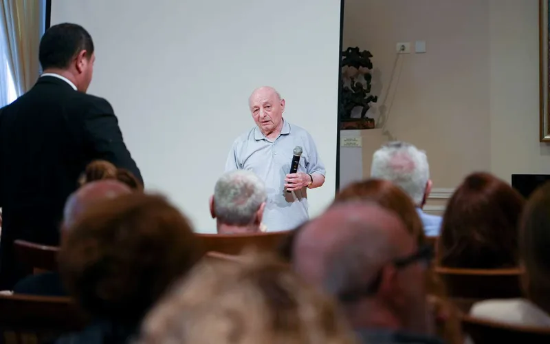 15 yaşlı rəssamın sərgisinə axın oldu