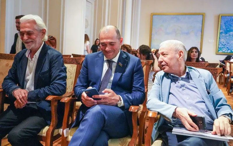 15 yaşlı rəssamın sərgisinə axın oldu