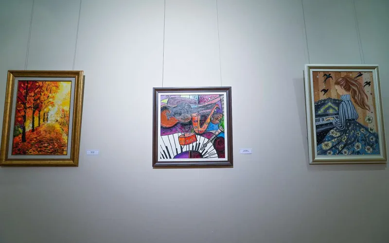 15 yaşlı rəssamın sərgisinə axın oldu