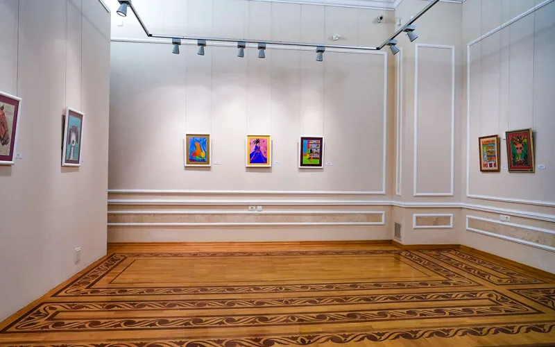 15 yaşlı rəssamın sərgisinə axın oldu