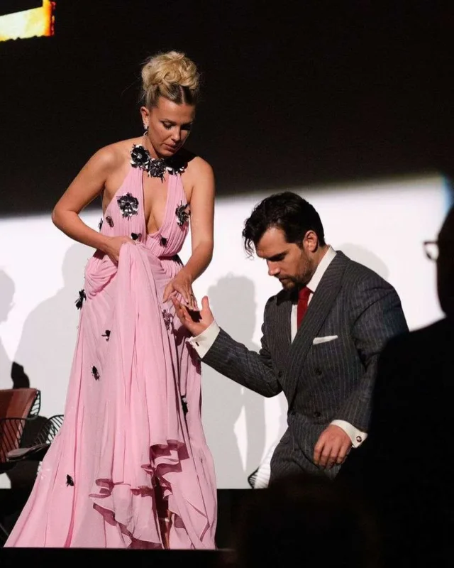 “Enola Holmes 2”nin qalası baş tutdu