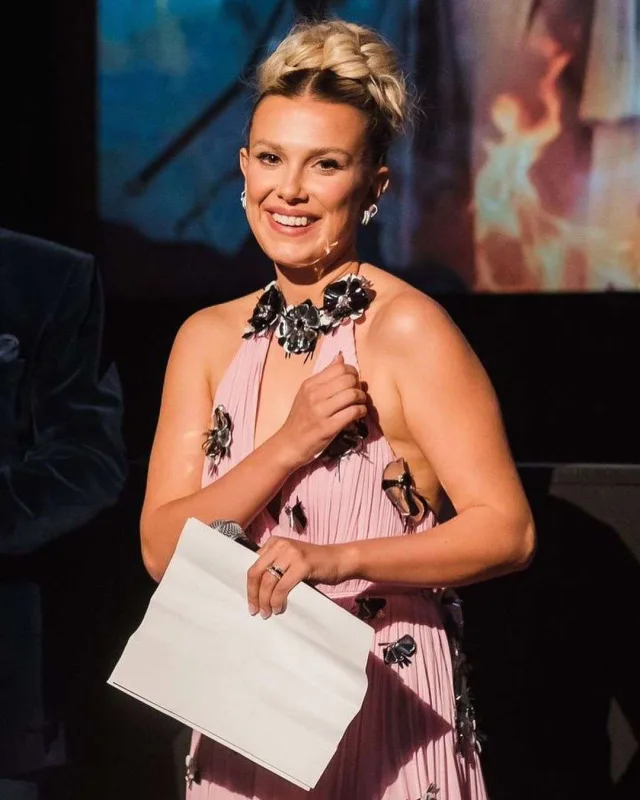 “Enola Holmes 2”nin qalası baş tutdu