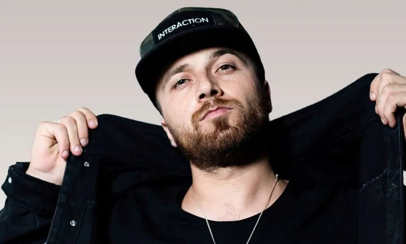 Hissin mahnısını sildirdi, indi də pul istəyir