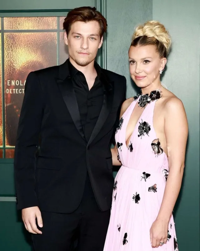 “Enola Holmes 2”nin qalası baş tutdu