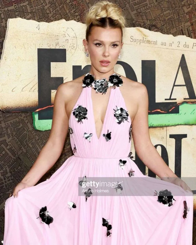 “Enola Holmes 2”nin qalası baş tutdu