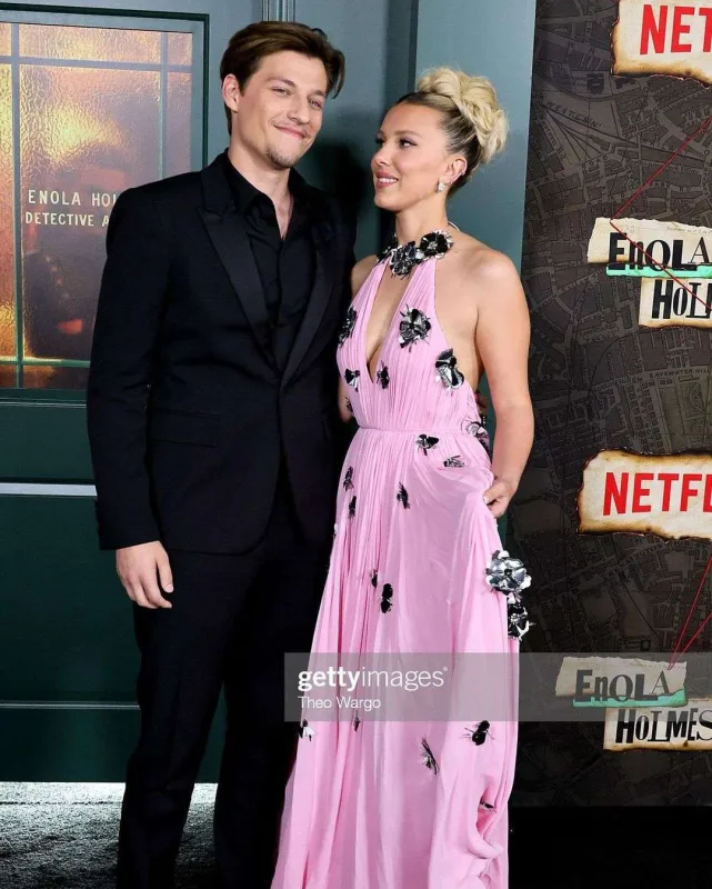 “Enola Holmes 2”nin qalası baş tutdu