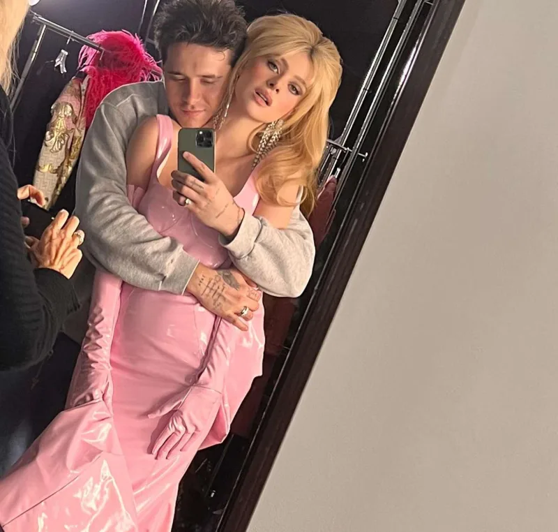 İldönümlərini yarıçılpaq fotolarla qeyd etdilər