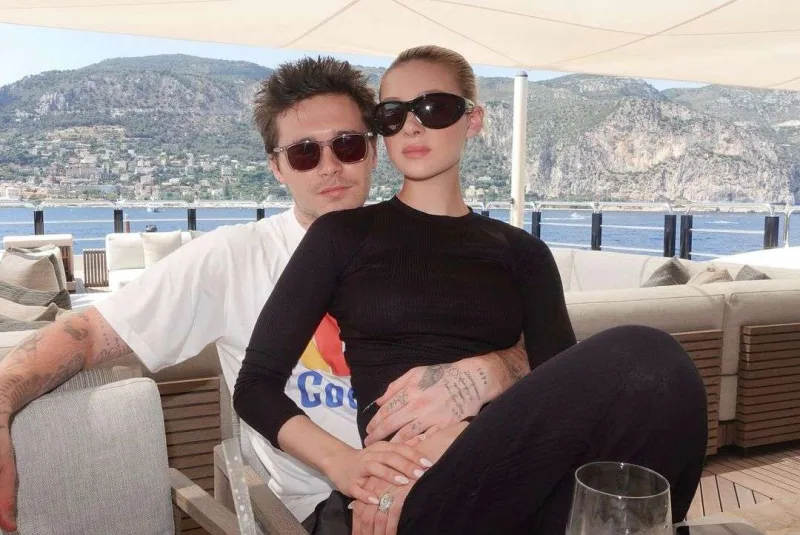 İldönümlərini yarıçılpaq fotolarla qeyd etdilər