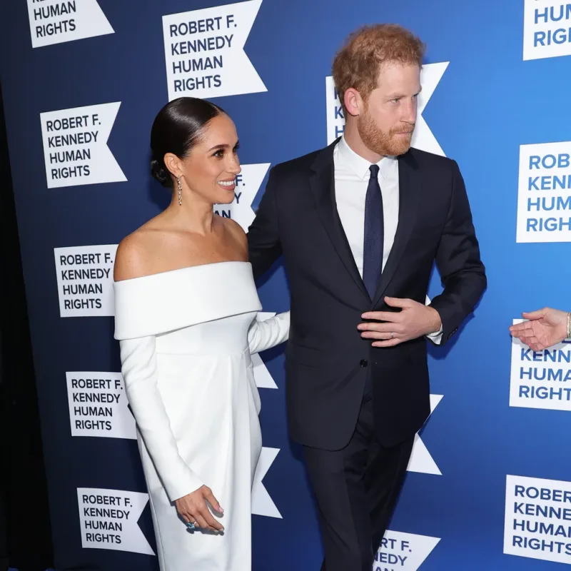 Kral protokol qaydalarını yenidən pozdu