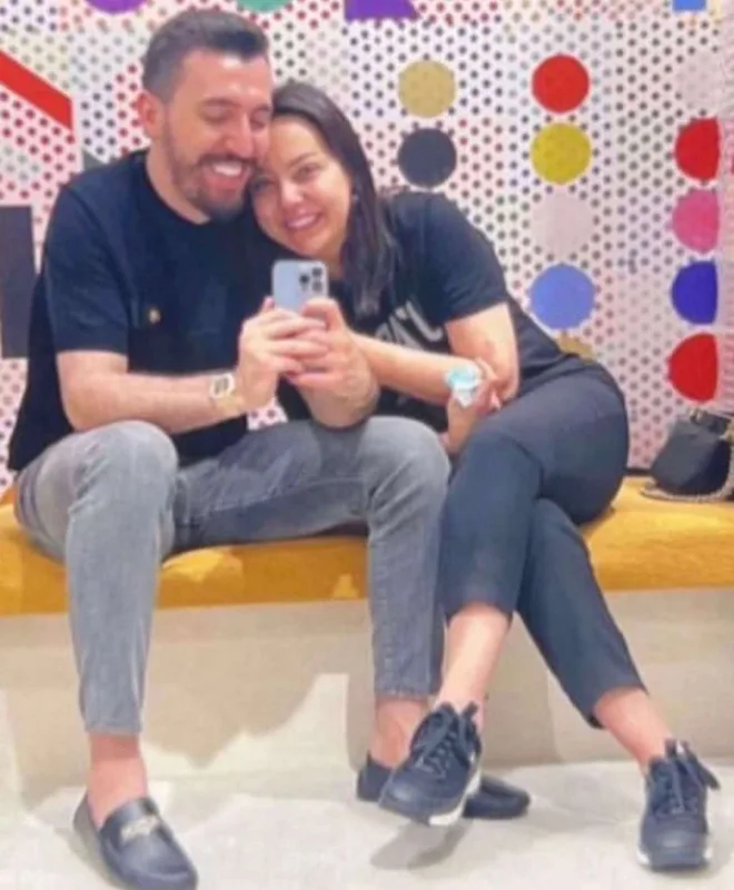 Ebru Türkiyədən köçür