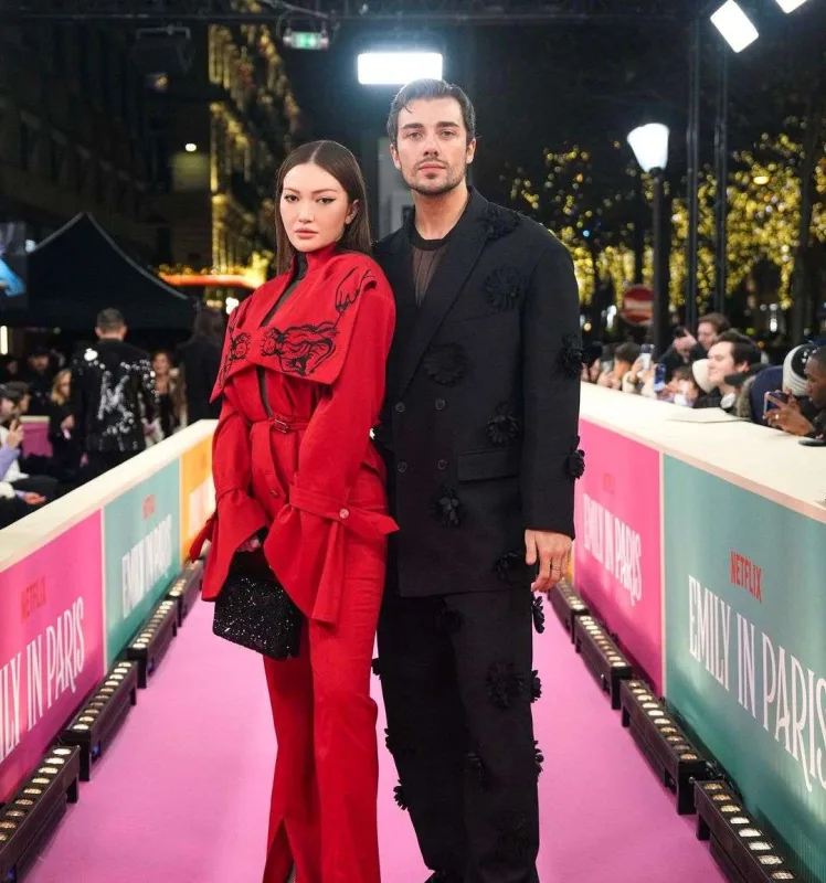 Cemalla Danla Biliç “Emily in Paris”in qalasında