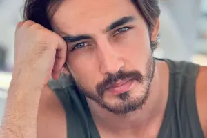 Sevgilisi ilə çimərlikdə rəqs etdi