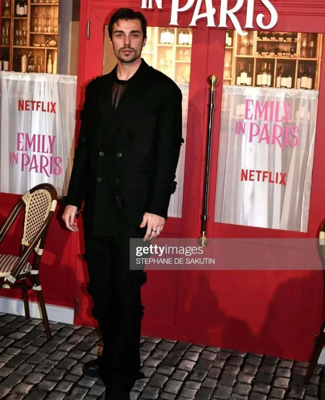 Cemalla Danla Biliç “Emily in Paris”in qalasında