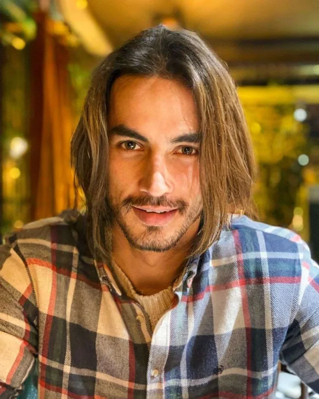 Sevgilisi ilə çimərlikdə rəqs etdi