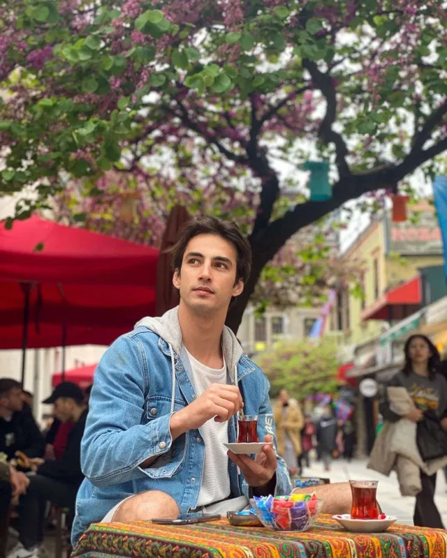 Sevgilisi ilə çimərlikdə rəqs etdi