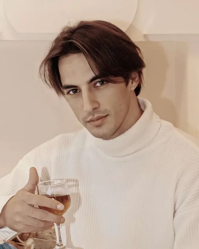 Sevgilisi ilə çimərlikdə rəqs etdi