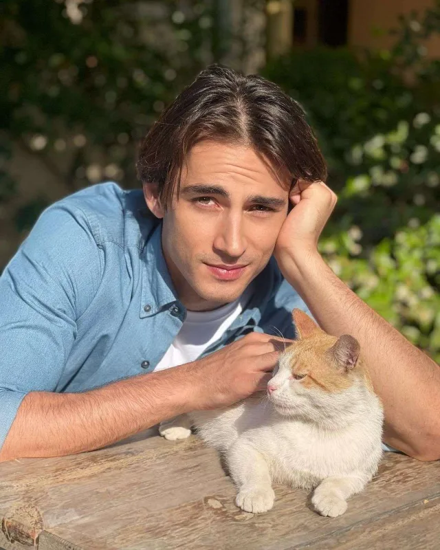 Sevgilisi ilə çimərlikdə rəqs etdi