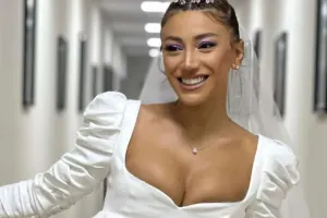 Röya geyimi ilə diqqət mərkəzində