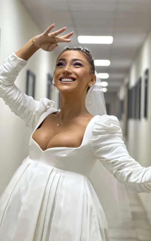 Röya geyimi ilə diqqət mərkəzində