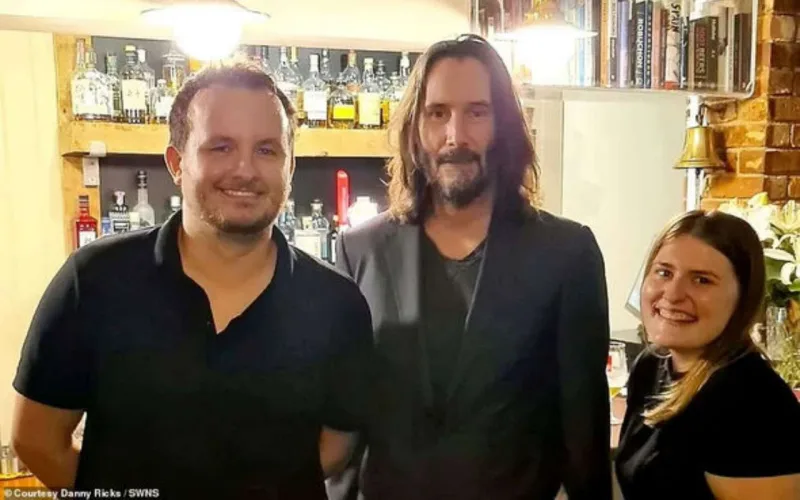 Tanımadığı bəylə gəlinin toyuna qatıldı