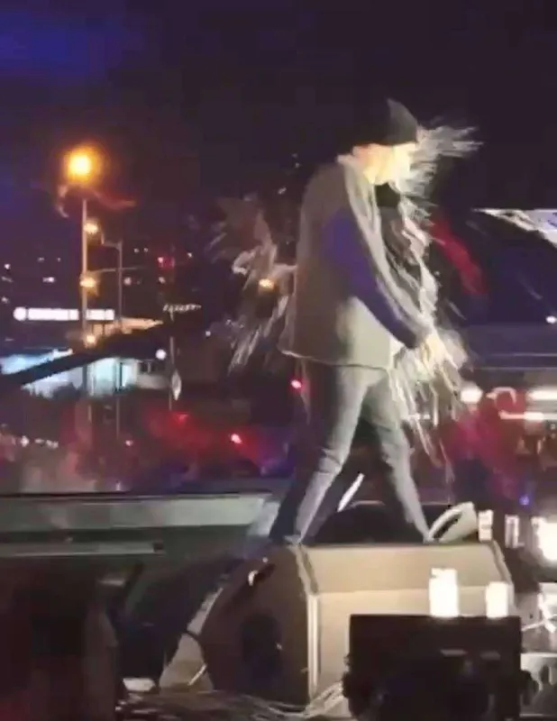 Səhnədə üstünə su şüşəsi atdılar