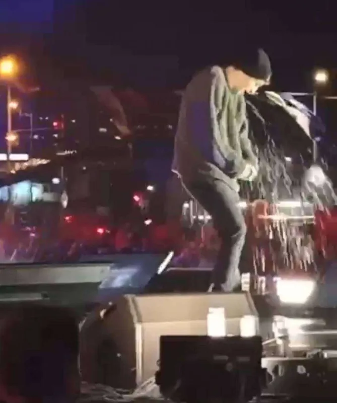 Səhnədə üstünə su şüşəsi atdılar