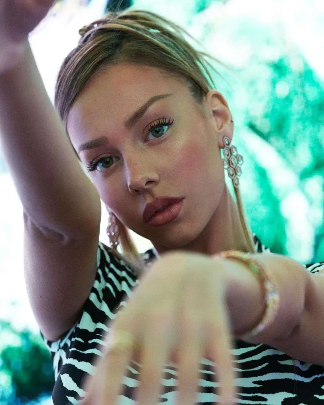 “Harper's Bazaar”ın siması oldu