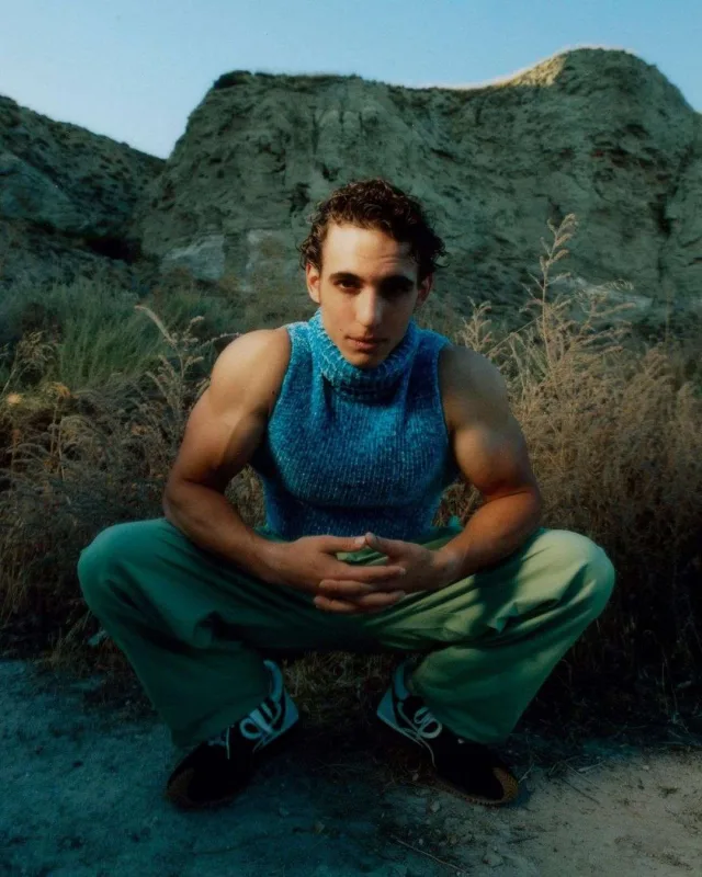 “Esquire” jurnalı üçün kamera qarşısına keçdi