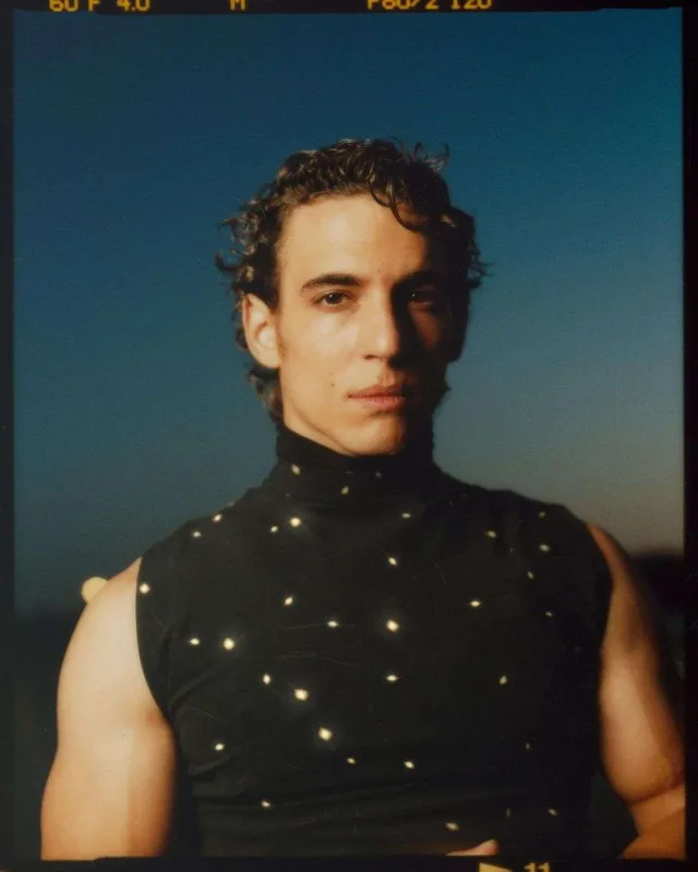 “Esquire” jurnalı üçün kamera qarşısına keçdi