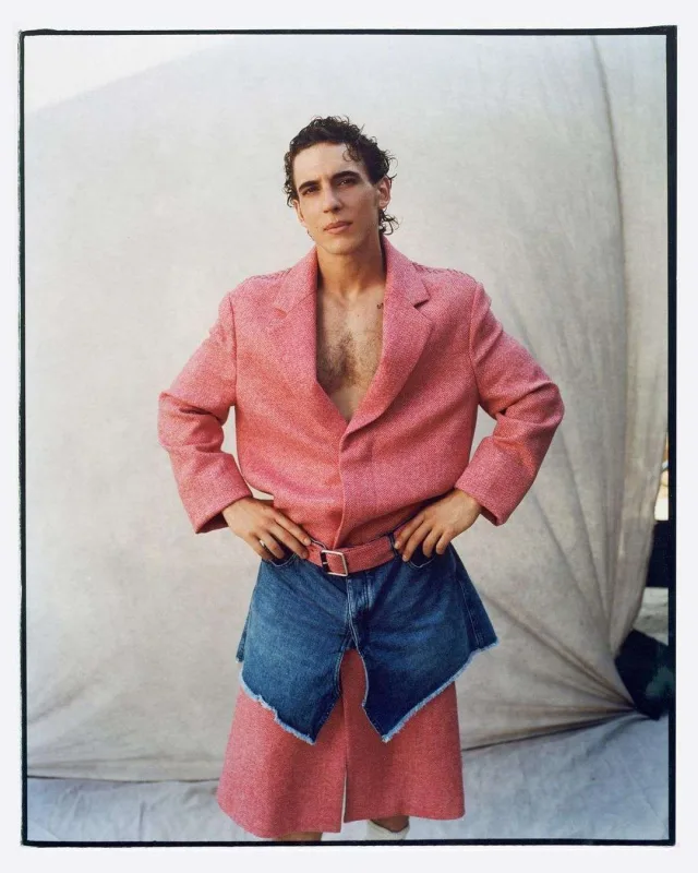 “Esquire” jurnalı üçün kamera qarşısına keçdi