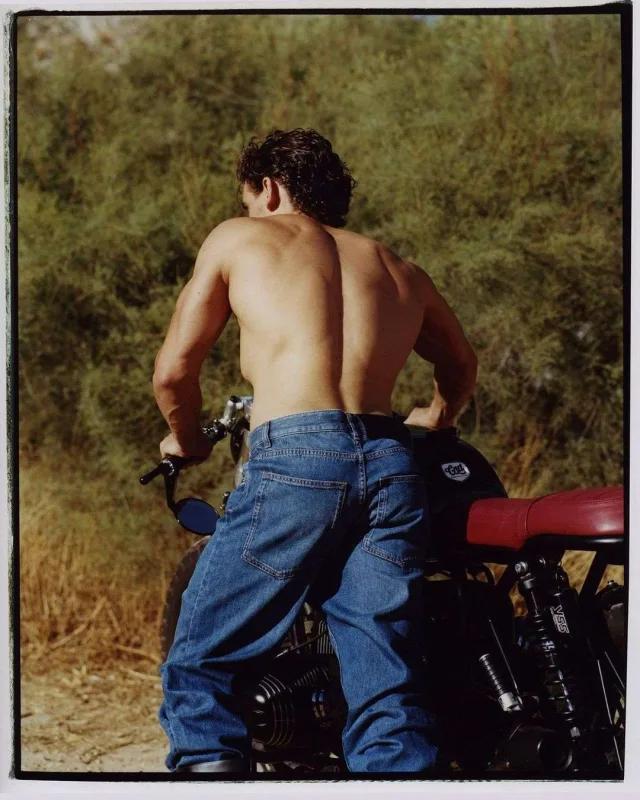 “Esquire” jurnalı üçün kamera qarşısına keçdi