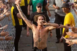 Səhnəyə alt paltarında çıxdı