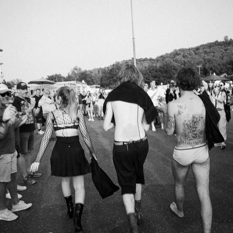 Səhnəyə alt paltarında çıxdı