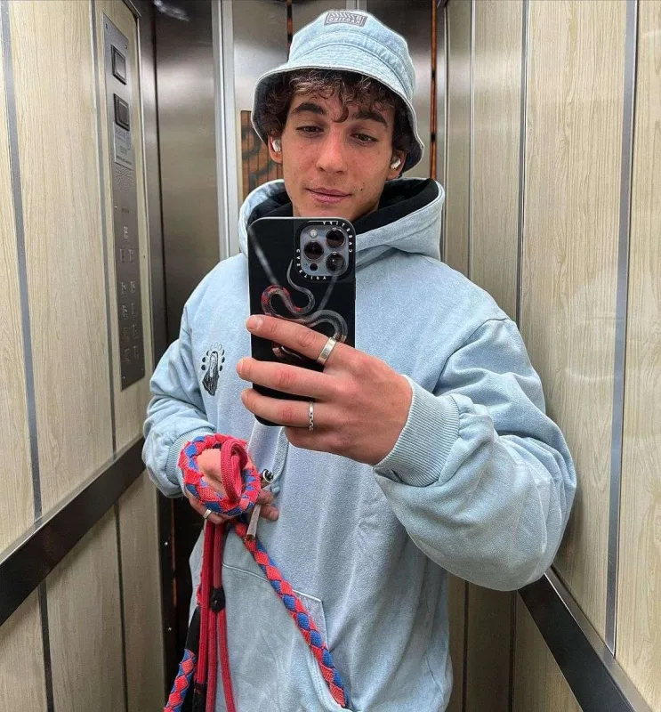 “Esquire” jurnalı üçün kamera qarşısına keçdi