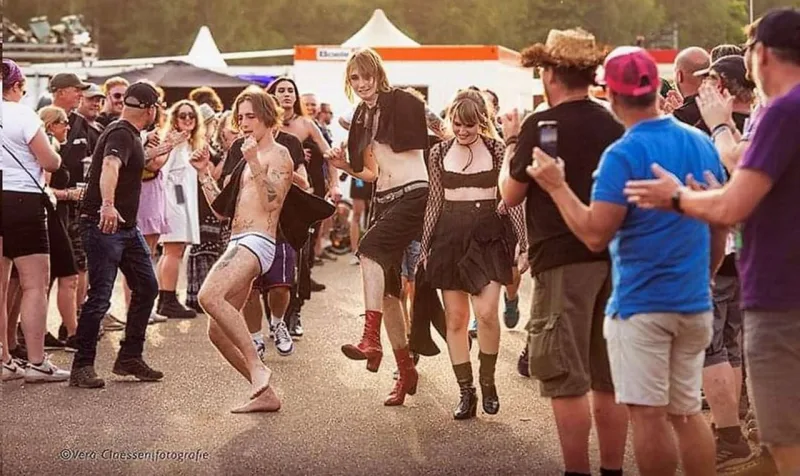 Səhnəyə alt paltarında çıxdı