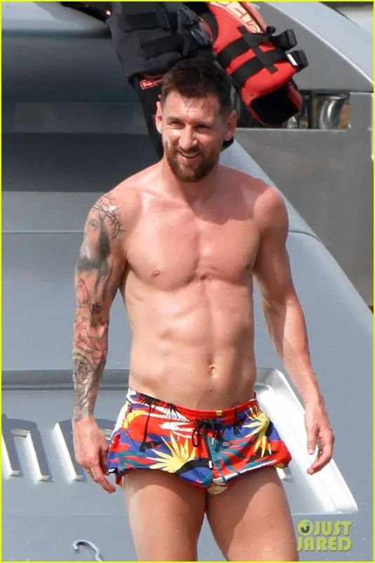 Messi həyat yoldaşı ilə yaxta tətilində