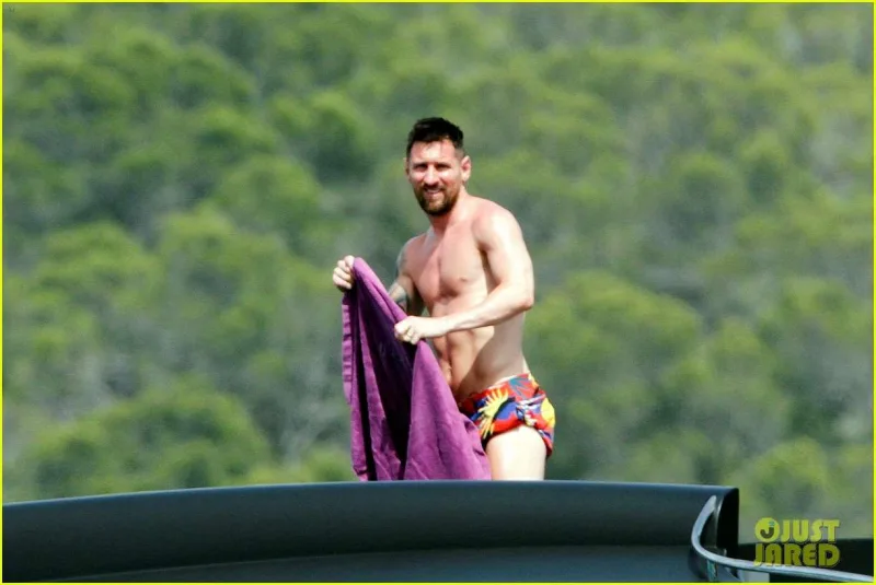 Messi həyat yoldaşı ilə yaxta tətilində