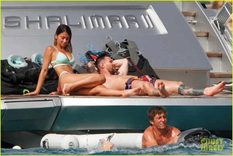 Messi həyat yoldaşı ilə yaxta tətilində