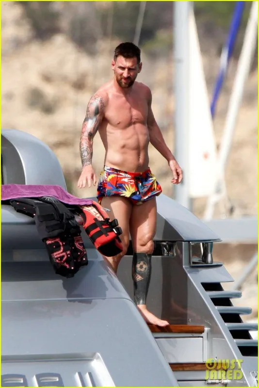 Messi həyat yoldaşı ilə yaxta tətilində