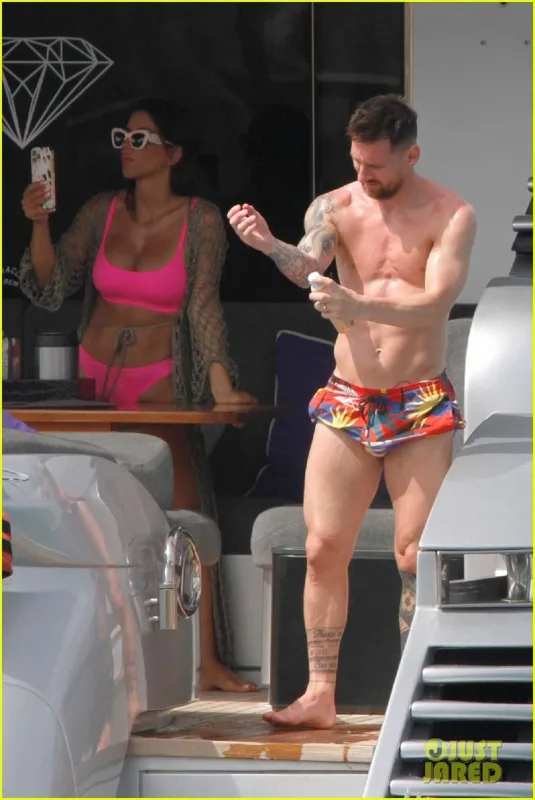 Messi həyat yoldaşı ilə yaxta tətilində