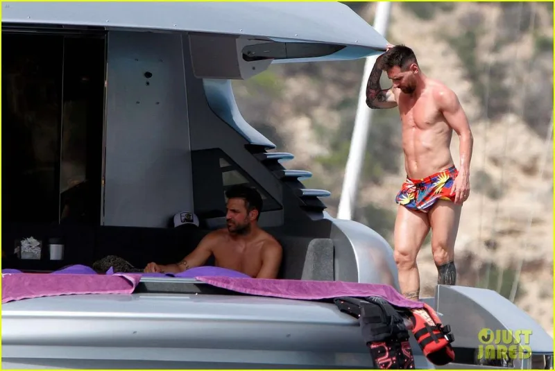 Messi həyat yoldaşı ilə yaxta tətilində