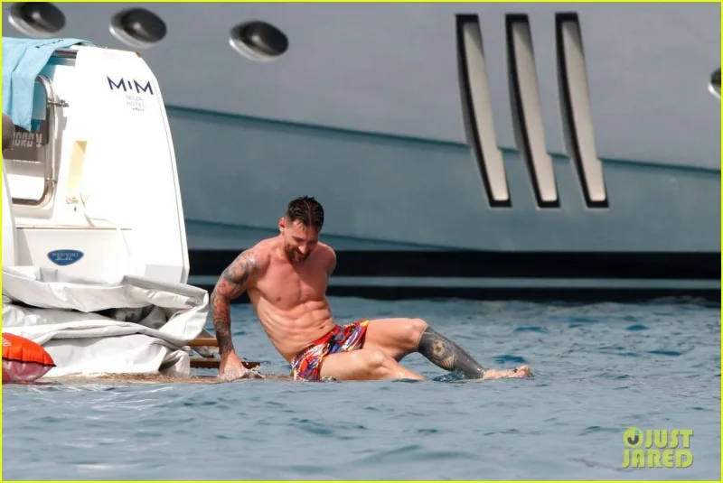 Messi həyat yoldaşı ilə yaxta tətilində